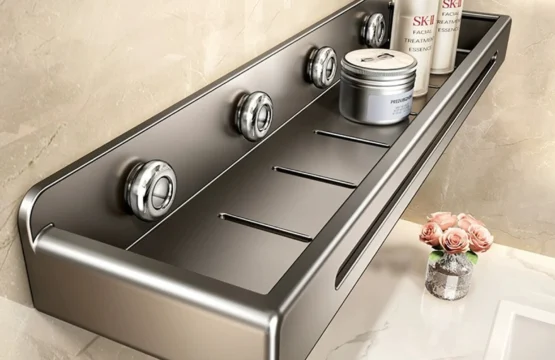 ชั้นวางของติดผนังห้องน้ำ ชั้นวางของในห้องน้ำ สแตนเลส ไม่ต้องเจาะ ชั้นวางแขวนสำหรับจัดระเบียบห้องน้ำ ใช้ได้กับอ่างล้างจานในครัว 1