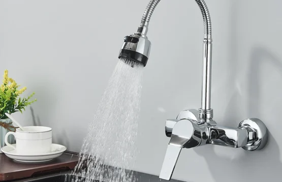 Chrome ติดผนัง Dual Hole ก๊อกน้ําห้องครัวตะกั่วฟรีน้ําร้อนน้ําเย็น TAP Stream สเปรย์ Bubbler 360 หมุนท่อยืดหยุ่น 1