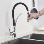 Matteสีดำก๊อกน้ำห้องครัวดึงหมุนอ่างล้างจานTAP Deckติดตั้งห้องน้ำร้อนเย็นผสม 2