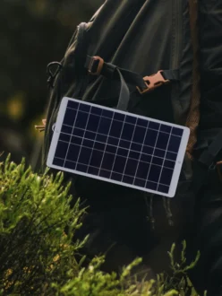 เครื่องชาร์จแบตเตอรี่ 8W 5V แผงโซลาร์เซลล์เอาต์พุต Type-C 1600MA แผงโซลาร์เซลล์น้ำหนักเบาป้องกันรอยขีดข่วนสำหรับกล้องรักษาความปลอดภัยกลางแจ้งไร้สาย 6