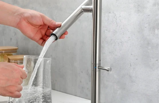 วาล์วเซรามิกแบบหมุน360ก๊อกน้ำสำหรับห้องครัวอ่างล้างจาน, ก๊อกผสมน้ำร้อนเย็นทำจากสเตนเลสสตีล304ด้ามจับเดี่ยว 1