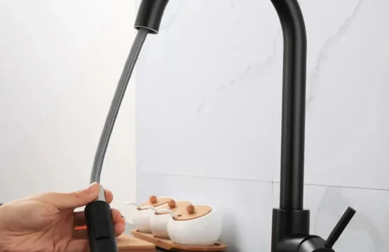 ก๊อกน้ำห้องครัวสแตนเลสแบบดึงออกได้ ร้อนและเย็น หมุนได้ ก๊อกน้ำอ่างล้างจานแบบยืดหดได้ 1