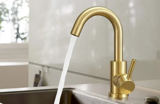 สแตนเลสสตีลอ่างล้างหน้าก๊อกน้ําร้อนและเย็นเคาน์เตอร์อ่างล้างหน้ายุโรปสไตล์ห้องน้ําแปรงทองก๊อกน้ําโค้งขนาดเล็ก 1