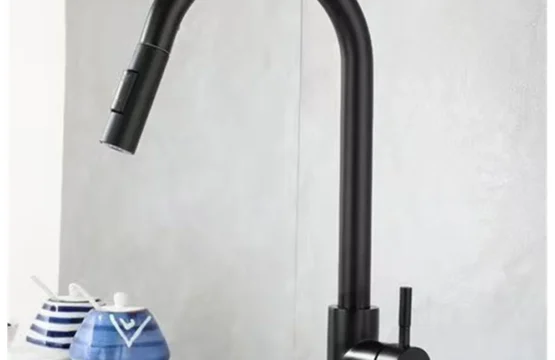 ก๊อกน้ำห้องครัวสีดำแบบยืดหยุ่น หัวฉีดแบบดึงออกได้ 2 โหมด น้ำร้อนน้ำเย็น ก๊อกผสมติดตั้งบนเคาน์เตอร์ หัวฉีดแบบสเปรย์และแบบสายฉีด วัสดุ SUS 304 1