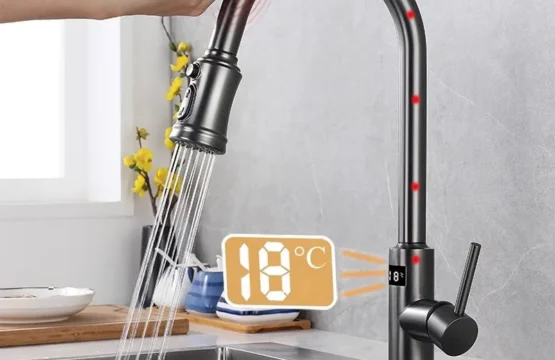 ก๊อกน้ำอ่างล้างจานแบบดิจิตอลสีเทา พร้อมหัวฉีดแบบดึงลง ก๊อกผสมน้ำร้อนน้ำเย็นแบบสัมผัสสำหรับห้องครัว 1