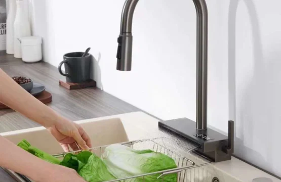 จอแสดงอุณหภูมิก๊อกน้ำสำหรับห้องครัวน้ำตกสำหรับน้ำร้อนและน้ำเย็นแบบดึงออกติดตั้งบนอ่างล้างจาน 1