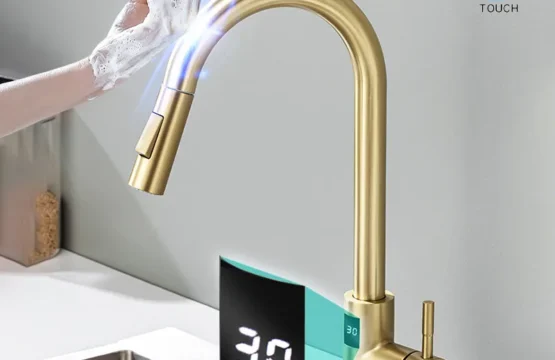 Touch ก๊อกน้ําห้องครัวดิจิตอลแปรงทองร้อนเย็นอ่างล้างจานแตะสแตนเลสสมาร์ทดิจิตอล Touch บนก๊อกน้ําห้องครัว 1