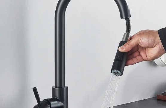 ก๊อกน้ำห้องครัวสีดำแบบยืดหยุ่นดึงออกได้เครื่องผสมน้ำร้อนเย็นติดตั้งบนดาดฟ้าก๊อกน้ำและก๊อกน้ำ304กระแส Sus 1