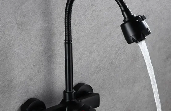 หมวกกันน็อคสีดําแบบติดผนังในโรงงานที่เชื่อมต่อกันได้ 2 ช่อง, หมวกกันน็อคแบบหนีบ, หมวกกันน็อคแบบหนีบกระดาษ 360 1