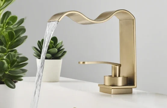 ก๊อกน้ำอ่างล้างหน้าทองเหลืองขัดเงาหรูหรา แบบติดตั้งบนเคาน์เตอร์ ผสมน้ำร้อนน้ำเย็น แบบน้ำตก 1