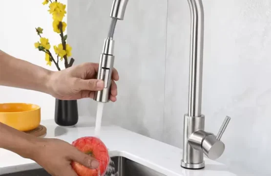 สีดํา/แปรงก๊อกน้ําห้องครัวสองฟังก์ชั่นเดี่ยวดึงออกผสมก๊อกน้ําร้อนและเย็น Countertop Mount 1