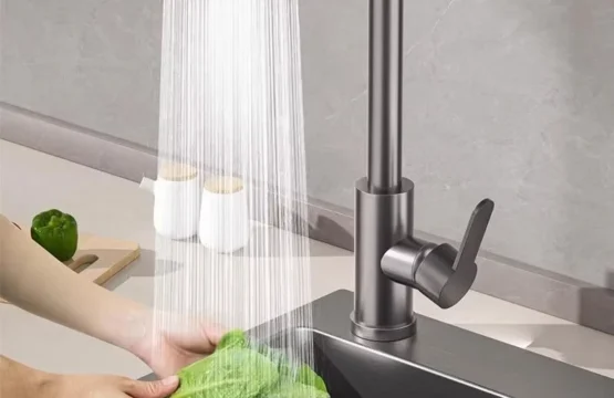 ก๊อกน้ำห้องครัวสีเทาปืนทำจากสแตนเลส 4 โหมดการไหลของน้ำ 360 °   แกนวาล์วเซรามิกแบบหมุน ควบคุมน้ำร้อนและน้ำเย็น 1