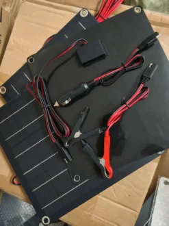 เครื่องชาร์จแบตเตอรี่รถยนต์พลังงานแสงอาทิตย์กันน้ำ 12 โวลต์ พร้อมแผงโซลาร์เซลล์และตัวควบคุม สำหรับรถยนต์ รถบรรทุก เรือ เครื่องตัดหญ้า รถบ้านพ่วง รถแทรกเตอร์ 6