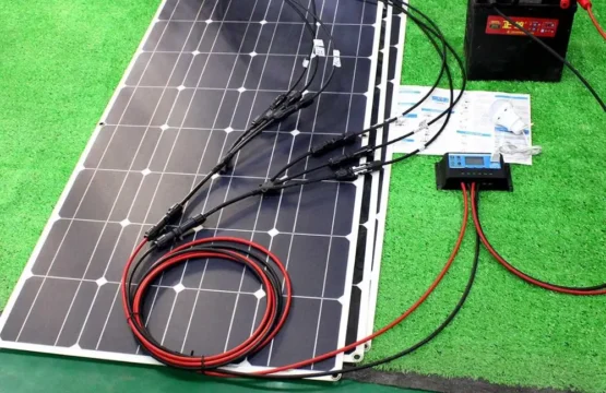 12v ชุดแผงพลังงานแสงอาทิตย์ที่มีความยืดหยุ่น 100w 200w 300w แผงพลังงานแสงอาทิตย์พร้อมตัวควบคุมพลังงานแสงอาทิตย์สําหรับรถเรือ RV และแบตเตอรี่ charger 1