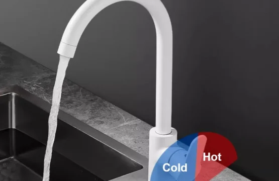 โมเดิร์นครัวเรือนร้อนและเย็นผสมก๊อกน้ําห้องครัวอ่างล้างหน้าอ่างล้างจานก๊อกน้ําห้องครัวดาดฟ้าติดตั้งก๊อกสีขาว 1