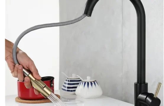 ก๊อกน้ำห้องครัวสีดำแบบยืดหยุ่น หัวฉีดแบบดึงออกได้ 2 โหมด น้ำร้อนน้ำเย็น ก๊อกผสมติดตั้งบนเคาน์เตอร์ หัวฉีดแบบสเปรย์และแบบสายฉีด วัสดุ SUS 304 1