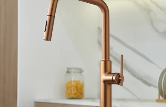 ก๊อกน้ำห้องครัวแบบดึงออกได้ สีโรสโกลด์ขัดเงา น้ำร้อนน้ำเย็น ฟังก์ชั่นหลากหลาย 1