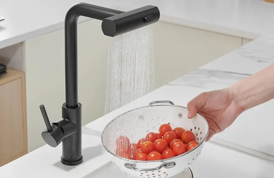 สีดําก๊อกน้ําห้องครัวสีเทาดึงหมุนน้ําตก Stream Sprayer หัวอ่างล้างจานแปรง Nickle Water Tap Accessorie 1