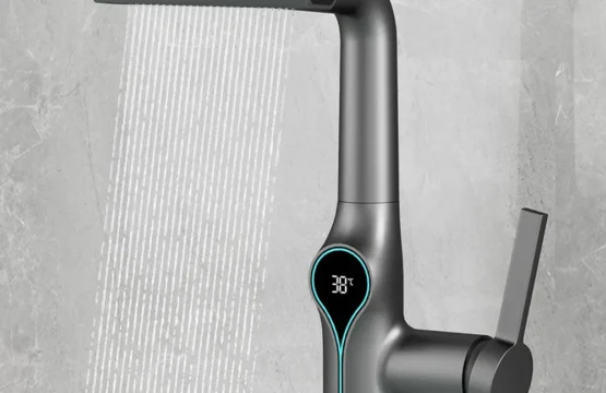 ก๊อกน้ำอเนกประสงค์แบบน้ำตก 4 โหมด พร้อมหัวฉีดแบบดึงออกได้ สำหรับห้องน้ำและห้องครัว พร้อมหน้าจอ LED อัจฉริยะ 1