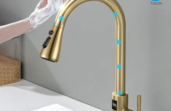 เซนเซอร์สัมผัสก๊อกน้ําอ่างล้างจานดิจิตอลพร้อมเครื่องพ่นสารเคมีแบบดึงลงร้อนเย็นผสมครัวแตะแปรงทองดึงออกก๊อกน้ําห้องครัว 1