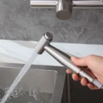 Alenartwater สแตนเลสสองหลุมติดผนังก๊อกน้ําร้อนและเย็นพร้อมเครื่องพ่นสารเคมีระเบียงก๊อกน้ําห้องครัวหมุน 3