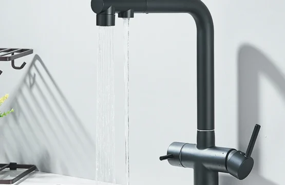 ดึงน้ำกรองก๊อกน้ำสำหรับห้องครัว360หมุน Pure ก๊อกน้ำ Deck ติดตั้งร้อนเย็นน้ำผสม Crane ที่จับแบบคู่ 1