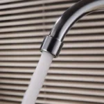 ก๊อกน้ําห้องครัวติดผนังเดี่ยวอ่างล้างจานแตะหมุนน้ําเย็น Mop สระว่ายน้ําแตะอ่างล้างหน้าก๊อกน้ําทองเหลือง 6