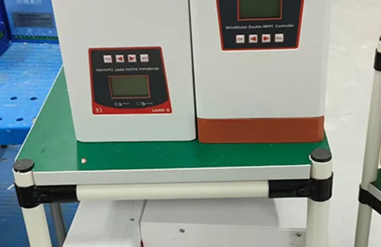 ตัวควบคุมการชาร์จแบบไฮบริดพลังงานลมและพลังงานแสงอาทิตย์ 12V 24V 48V 6000W 8000W MPPT สำหรับแบตเตอรี่ลิเธียมและตะกั่วกรด ใช้กับแผงโซลาร์เซลล์และกังหันลม 1