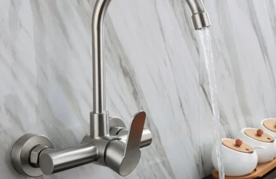 สแตนเลสสตีลคู่ติดผนังเย็นและร้อนก๊อกน้ําระเบียงหมุนก๊อกน้ําห้องครัว Torneiras De Cozinha Batidora 1