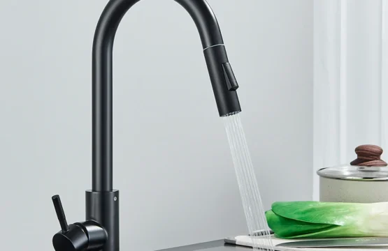 ก๊อกน้ําห้องครัวสีดําสองฟังก์ชั่นเดี่ยวจับดึงออกผสมก๊อกน้ําร้อนและน้ําเย็นดาดฟ้าติดตั้ง 1