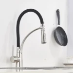 Matteสีดำก๊อกน้ำห้องครัวดึงหมุนอ่างล้างจานTAP Deckติดตั้งห้องน้ำร้อนเย็นผสม 3