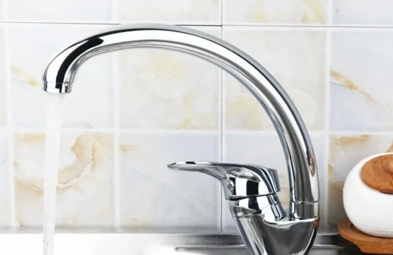 ก๊อกน้ําห้องครัวในครัวเรือน 360 °   หมุนห้องครัวก๊อกน้ําร้อนและเย็นเดี่ยวดาดฟ้าติดตั้งขัดอ่างล้างหน้า TAP 1