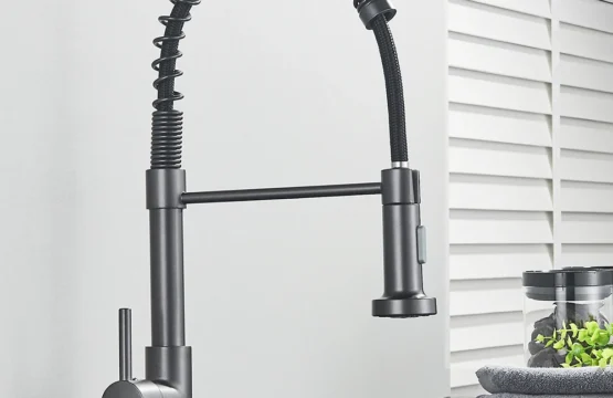 สีเทาเงินก๊อกน้ําอ่างล้างจาน One Handle ฤดูใบไม้ผลิร้อนและเย็น TAP ดาดฟ้าติดตั้งห้องน้ํา Matte Black KITCHEN Crane 1