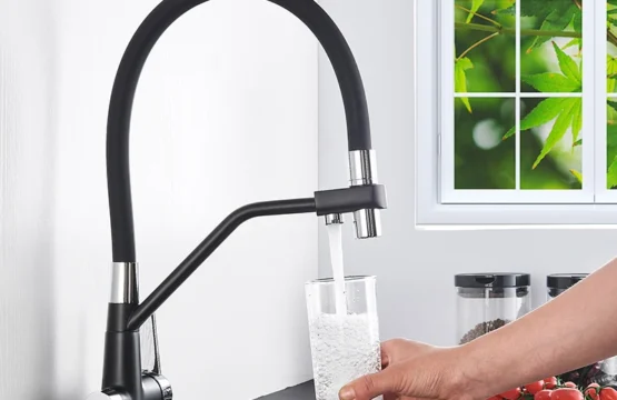 สีดํา Chrome กรองน้ําก๊อกน้ําห้องครัวร้อนน้ําเย็น Dual Water Outlet 360 องศาหมุนก๊อกน้ําห้องครัวผสมน้ําบริสุทธิ์ 1