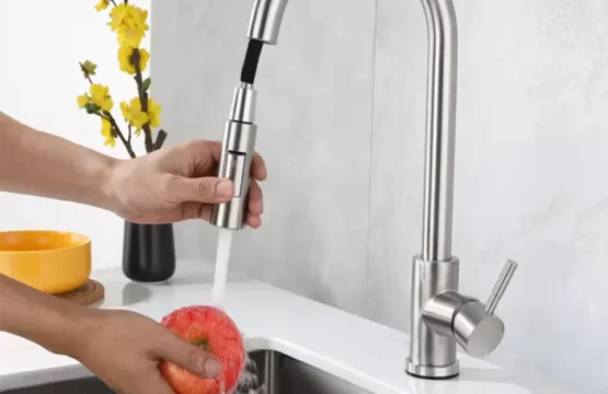 ก๊อกน้ําห้องครัวสแตนเลสแปรงก๊อกน้ําก๊อกน้ําอ่างล้างจานดึงออกก๊อกน้ําห้องครัวก๊อกน้ําหลุมเดียว 1